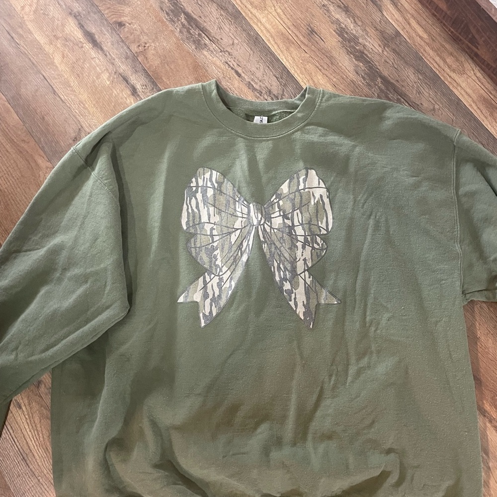 Gildan Green Sweatshirt with Camouflage Bow